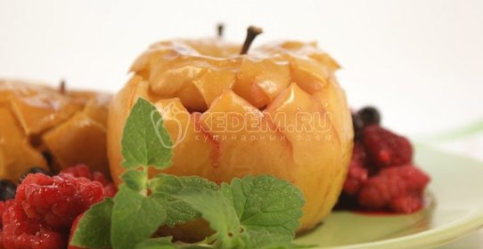 Запеченные яблоки с медом и ягодами