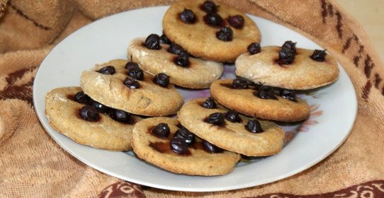 Постное печенье с черной смородиной