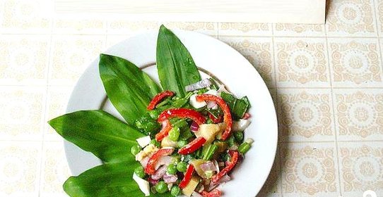 Весенний салат с черемшой и маринованными кабачками