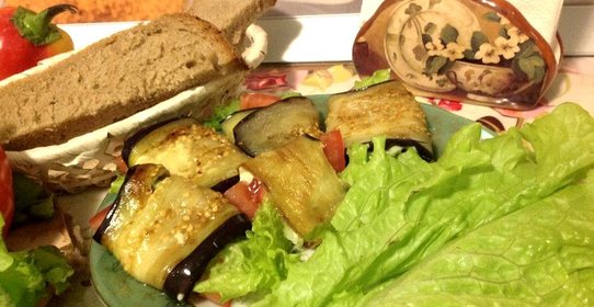 Рулетики из баклажанов с помидорами