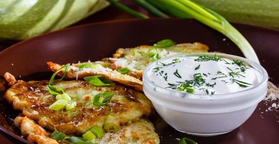 Кабачковые драники со сметаной