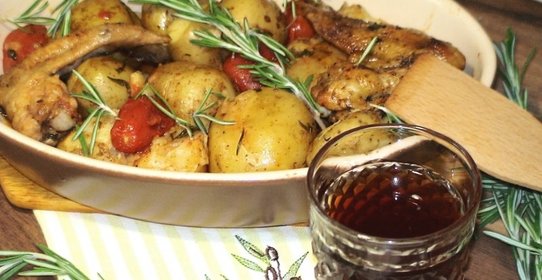 Жареные крылышки с картошкой и помидорами черри