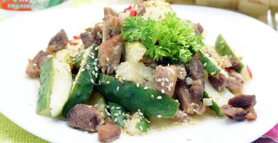 Салат с мясом и острыми огурчиками
