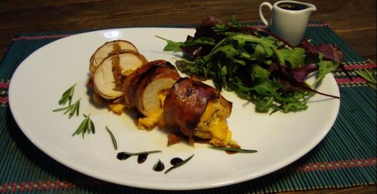 Рулет из цесарки с чеддером и вялеными томатами под соусом терьяки