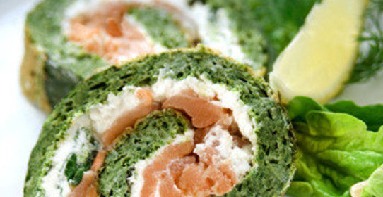 Рулет с творогом, шпинатом и лососем