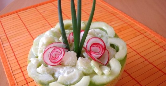 Салат с дыней и огурцом