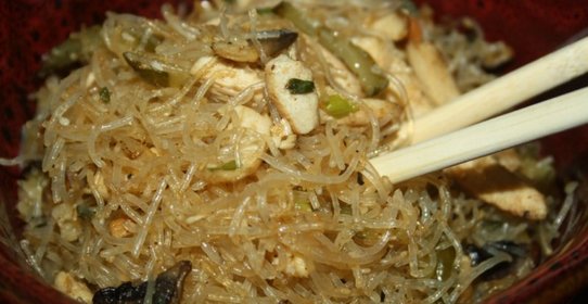 Фунчеза с курицей, грибами, огурцом и чим-чим в корейском стиле