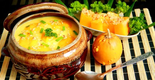 Крем-суп из тыквы с картофелем в молоке и орешками