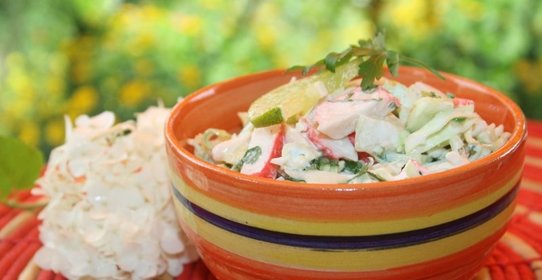 Капустный салат с крабовыми палочками и ноткой лайма