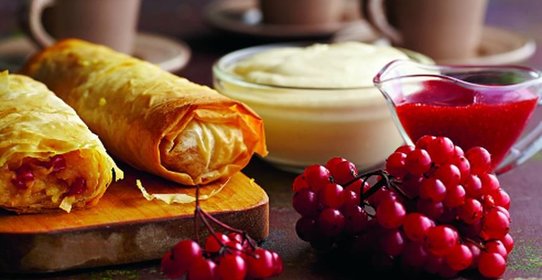 Штрудель с яблоками и калиновым соусом