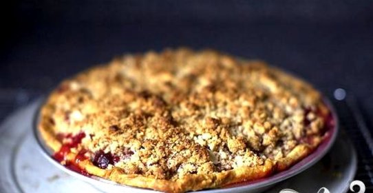 Вишневый пирог с миндальной посыпкой