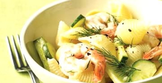Салат с креветками, пастой и огурцом