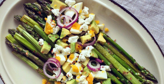 Спаржа с яйцом, авокадо и козьим сыром