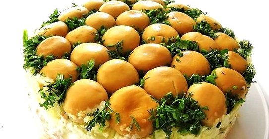 Салат Зеленая поляна с грибами