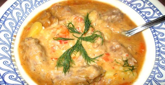 Тушеный картофель с куриными шейками и горохом