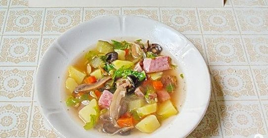 Солянка с ветчиной и грудинкой