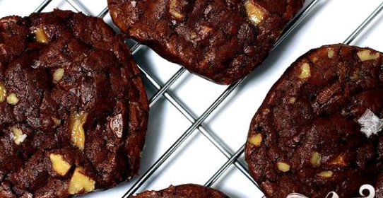 Шоколадное печенье с карамелью и орехами