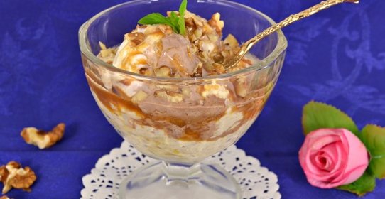 Творожный десерт с карамельным соусом и орехами