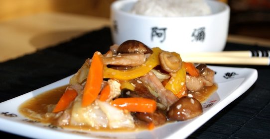 Свинина с грибами шиитаке и овощами по‑китайски