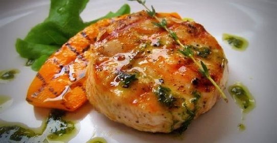 Медальон из куриного филе на гриле под соусом из тимьяна