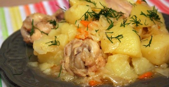 Картофель тушеный с куриными крылышками и капустой