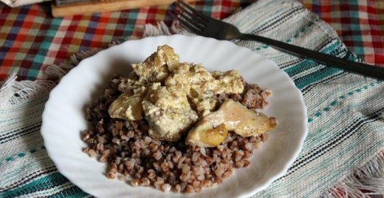 Филе куриного бедра в сметане с чесноком