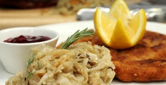 Капуста, тушенная с яблоками