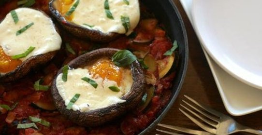 Рагу из цуккини с запеченными яйцами в грибах