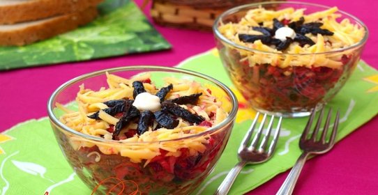 Салат из свеклы с сыром и черносливом