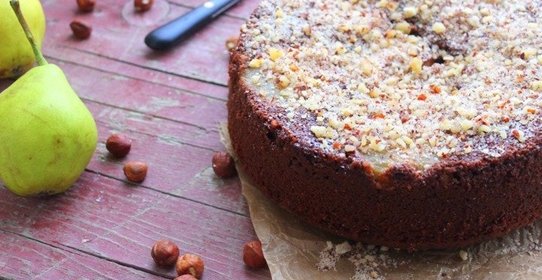 Шоколадно-ореховый пирог с грушами