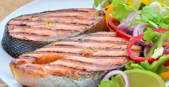 Форель на гриле с весенним салатом