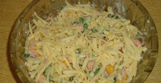 Тайский салат с креветками и кукурузой