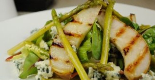 Салат с грушей гриль и спаржей
