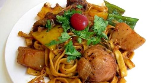 Курица с паприкой и яичной лапшой