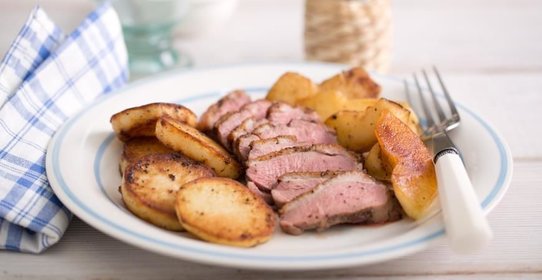 Утиные грудки в перце с картофелем и яблоками