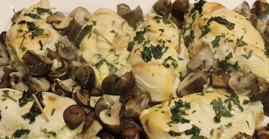 Запеченная курица с грибами