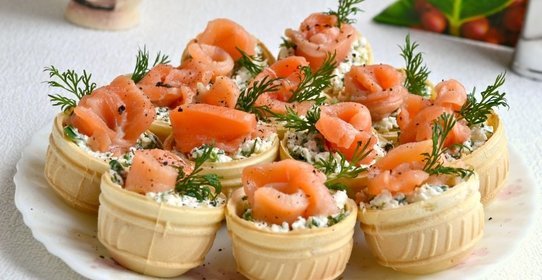 Вафельные корзиночки с брынзой и семгой