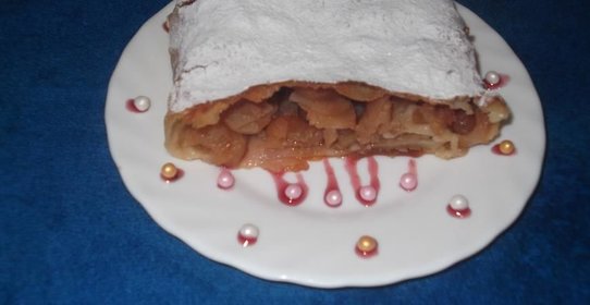 Яблочный штрудель с орехами