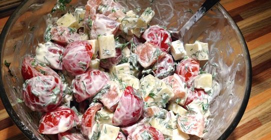 Салат с семгой, помидором, сыром и зеленью