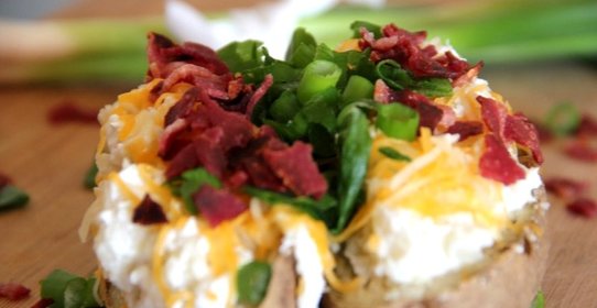 Запеченный картофель со сметаной и луком