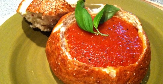 Томатный суп в хлебе