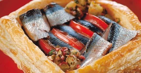 Пирог с сардинами и лимонной чермулой