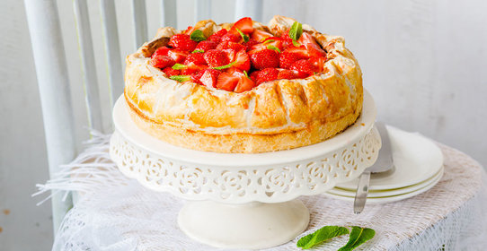 Пирог с клубникой и творогом