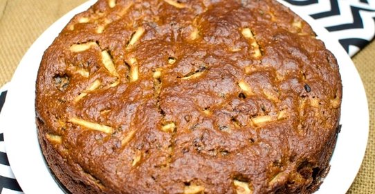 Пирог с яблоками и черносливом