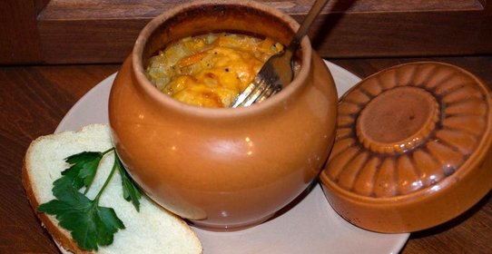 Тушеная курица с овощами в горшочках