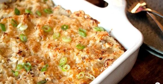 Запеченный картофель с луком, сыром и сметаной