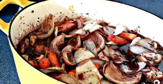 Говядина с черникой и грибами