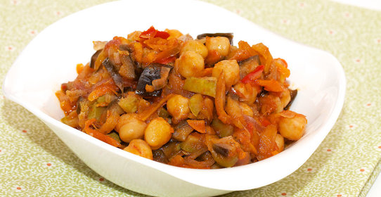 Овощное рагу с нутом и острой пассатой