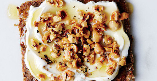 Сладкий тост с медом и фундуком