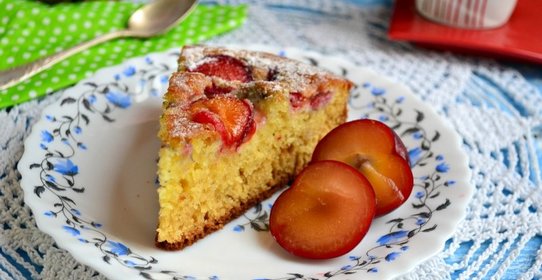 Простой пирог со сливами на кефире